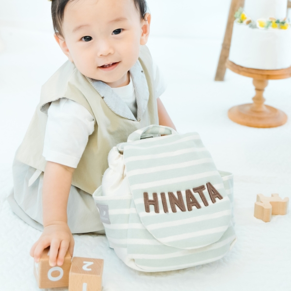 名入れベビーリュックを背負う赤ちゃん｜1歳の誕生日に人気の初めてリュック