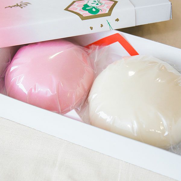 熨斗付き箱に入った個包装紅白一升餅　二段セットの内容物アップ