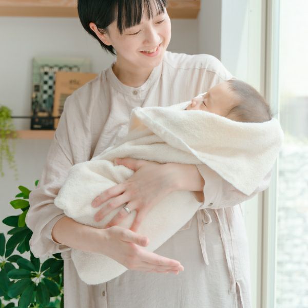 今治タオルの名入れベビータオルケットに包まれて安心して眠る赤ちゃん。出産祝いにも人気のやさしい肌触り